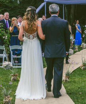 Vestido de novia con espalda rebajada y detalles de encaje