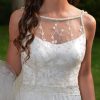 Vestido de novia con top de tul bordado y transparencias