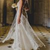 Vestido de novia con caida de paños de encaje bordado