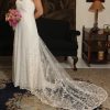 Vestido de novia hecho con tul bordado y pedreria