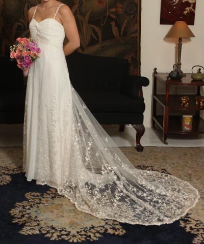 Vestido de novia hecho con tul bordado y pedreria