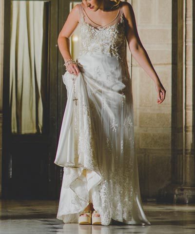 Vestido de novia de encaje bordado en tonos hueso