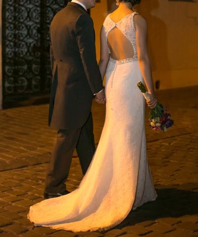 Vestido de novia con espalda abierta y transparencias