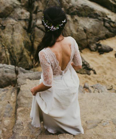 Vestido de novia con espalda rebajada y mangas de encaje