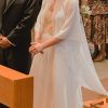 Vestido de novia con corte en la cintura y capa de gasa