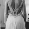 Espalda de vestido de novia rebajada con transparencias y bordados
