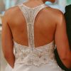 Vestido de novia con original espalda bordada