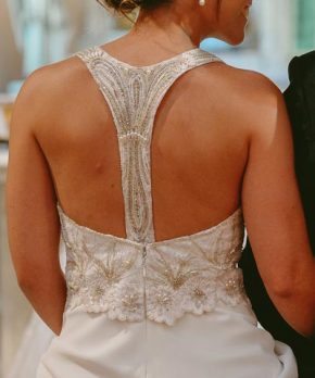 Vestido de novia con original espalda bordada