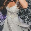 Vestido de novia con top de macrame y detalles en la pollera