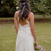 Vestido de novia con espalda abierta y cruzada