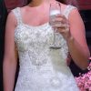 Vestido de novia con top de pedreria bordada sobre encaje
