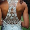 Detalle de macrame de vestido de novia y escote halter