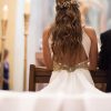 Espalda de vestido de novia abierta con aplicaiones doradas