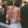 Detalle de espalda abierta de vestido de novia con pedreria