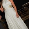 Vestido de novia de piel de durazno con aplicaciones doradas