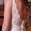 Detalle de encaje de la espalda de vestido de novia con transparencias