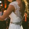 Vestido de novia con espalda de encaje rebajada en v y aplicaciones de pedreria
