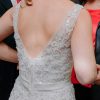 Detalle de espalda de vestido de novia bordada con lentejuelas y pedreria