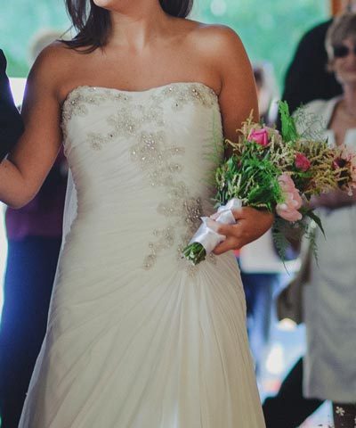 Vestido de novia usado strapless con aplicaciones de pedreria