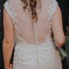 Espalda de vestido de novia con transparencias y botones forrados
