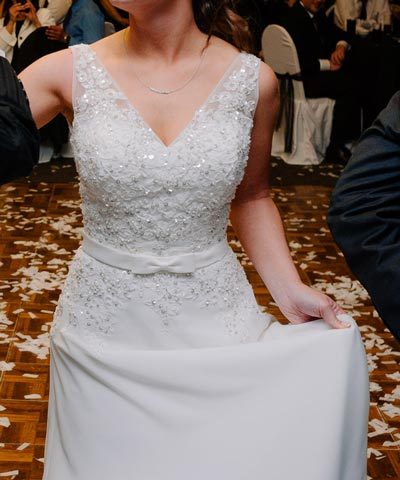 Vestido usado de novia escote en v y pedreria con lentejuelas bordadas