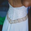 Detalle de espalda de vestido usado de novia con mostacillas y pedreria bordada