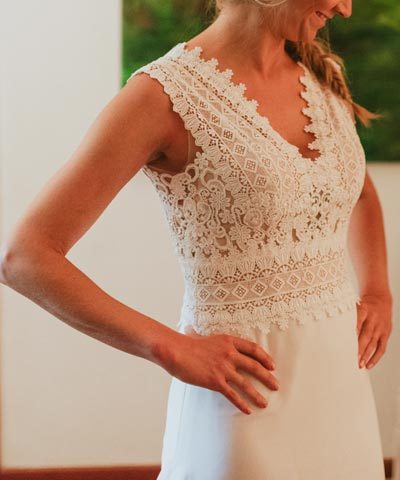 Top de vestido usado de novia con detalles de encaje y corte en la cintura