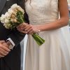 Vestido de novia con corte en la cintura de perlas bordadas a mano