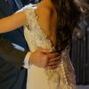Vestido de novia con espalda abierta y bordado en hilos plateados