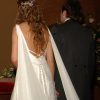 Vestido de novia con espalda abierta en u y alitas desmontables