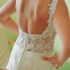 Espalda de vestido de novia abierta con transparencias