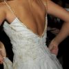 Vestido de novia con tirantes de perlas y detalles de macramé y encaje