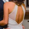 Espalda de vestido de novia abierta con transparencias y aplicaciones doradas