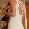 Espalda de vestido de novia abierta con tejidos cruzados
