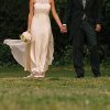 Vestido de novia con corte en la cintura y escote halter con transparencias