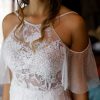 Detalle de top de vestido de novia con manga