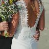 Vestido de novia con espalda abierta y detalles de macrame