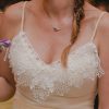 Detalle de top de vestido de novia con guipur y escote en v