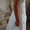 Vestido de novia de gasa con top de encaje y detalles dorados