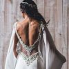Detalle de pedrería de espalda de vestido de novia con transparencias