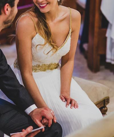 Vestido de novia con top de encaje, detalles de macrame dorado y pedrería en tirantes