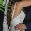 Vestido de novia con espalda rebajada y aplicaciones de encaje