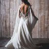 Vestido de novia con espalda rebajada y pedrería