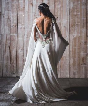 Vestido de novia con espalda rebajada y pedrería