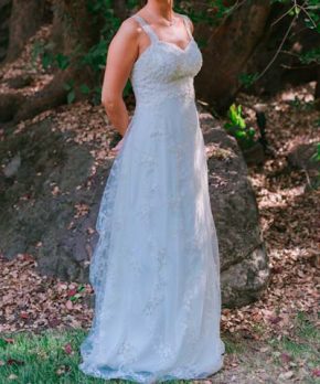 Vestido de novia usado con escote de corazon, top ajustado y caída recta