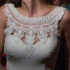 Detalle de top de vestido de novia de macramé