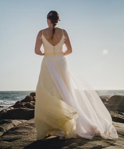 Vestido de novia usado con detalles de color amarillo