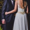 Vestido de novia con espalda rebajada en v y detalles dorados