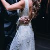 Vestido de novia completamente bordado con espalda abierta en v