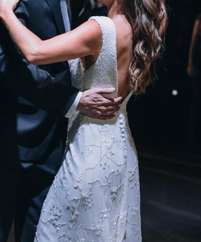 Vestido de novia completamente bordado con espalda abierta en v